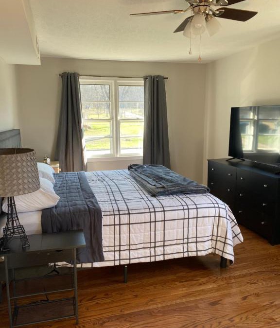 Travelers Rest House | Hiker's Retreat modern 3 bedroom home with 2 baths