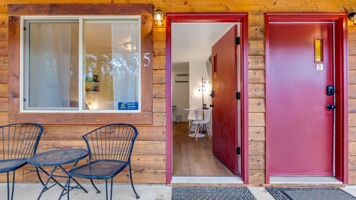 Quilcene Apartment | Hiker's studio with mountain views & fast WiFi - dog-friendly