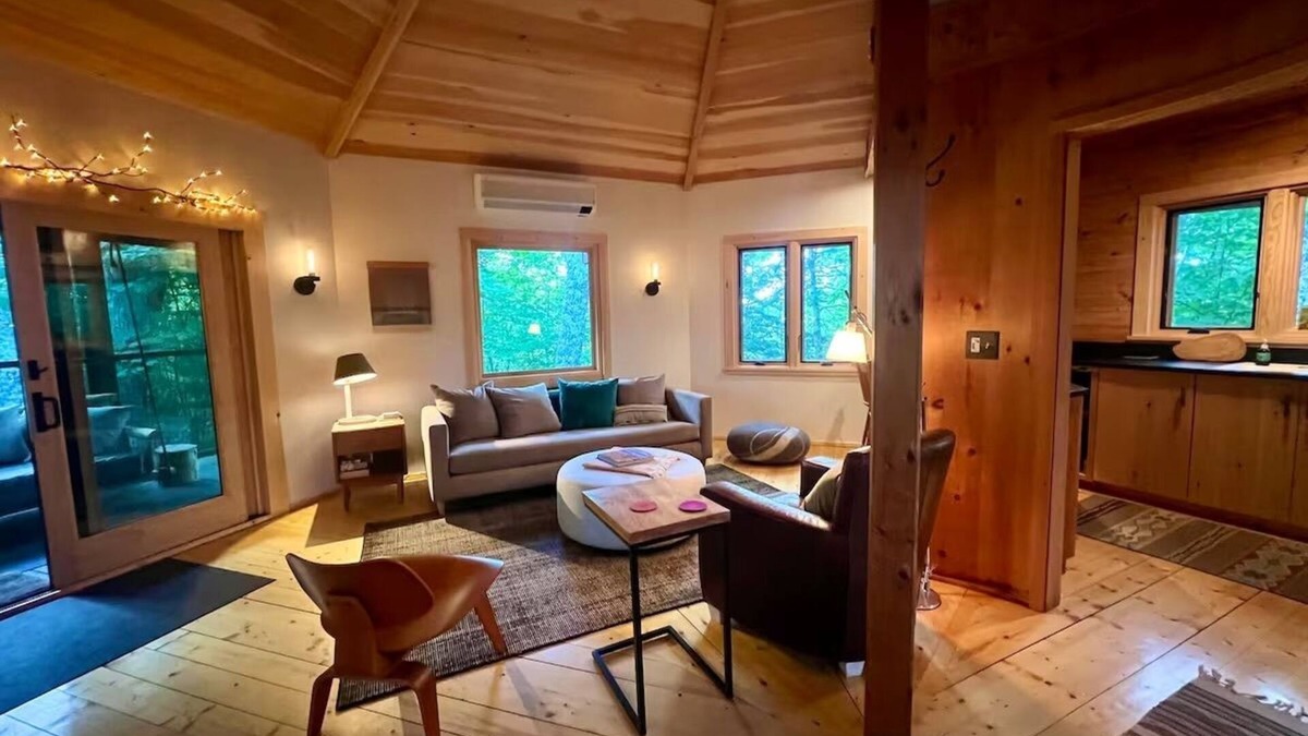 Keene Valley Cabin | Hiker’s Haven - Cozy octagonal guest cabin in Keene Valley