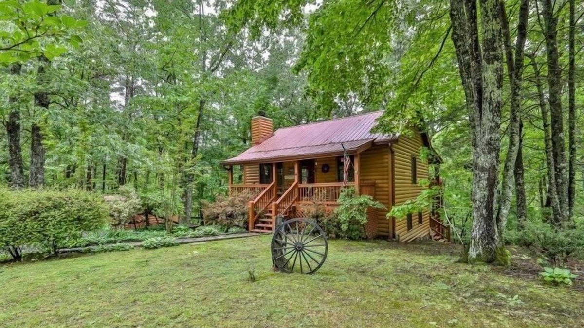 East Ellijay Cabin | Hikers Hideaway | Ellijay, GA