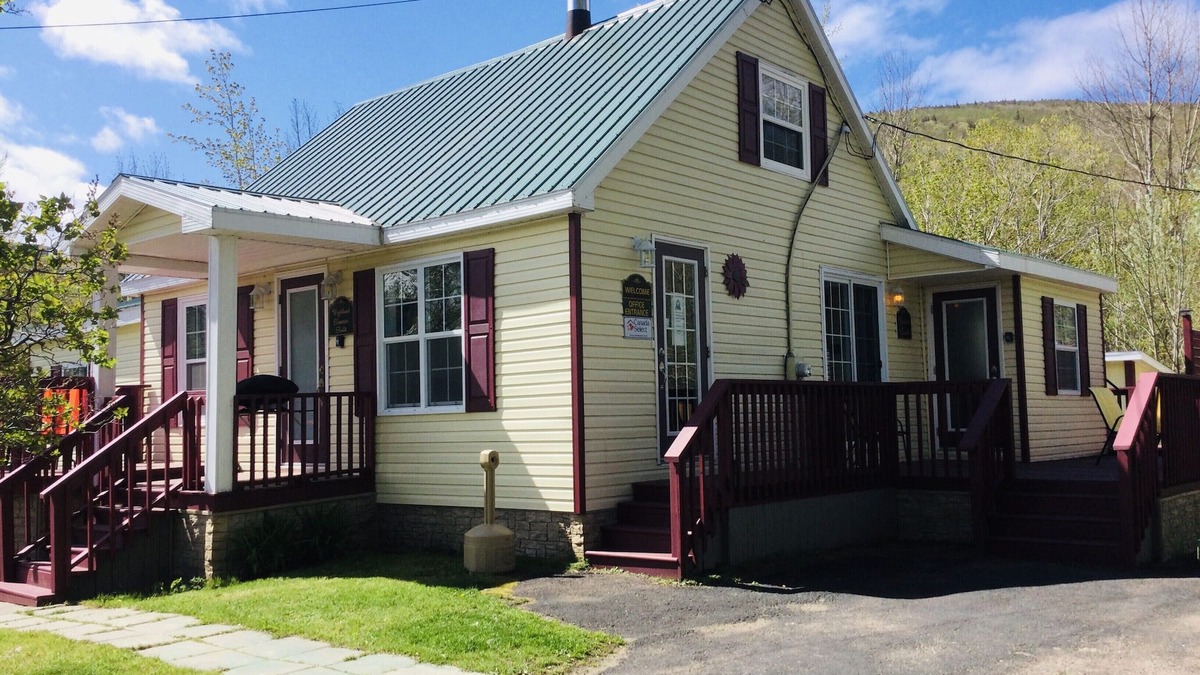 Pleasant Bay House | Hikers Suite Private Hot Tub Cabot Trail, Pleasant Bay ,N.S.