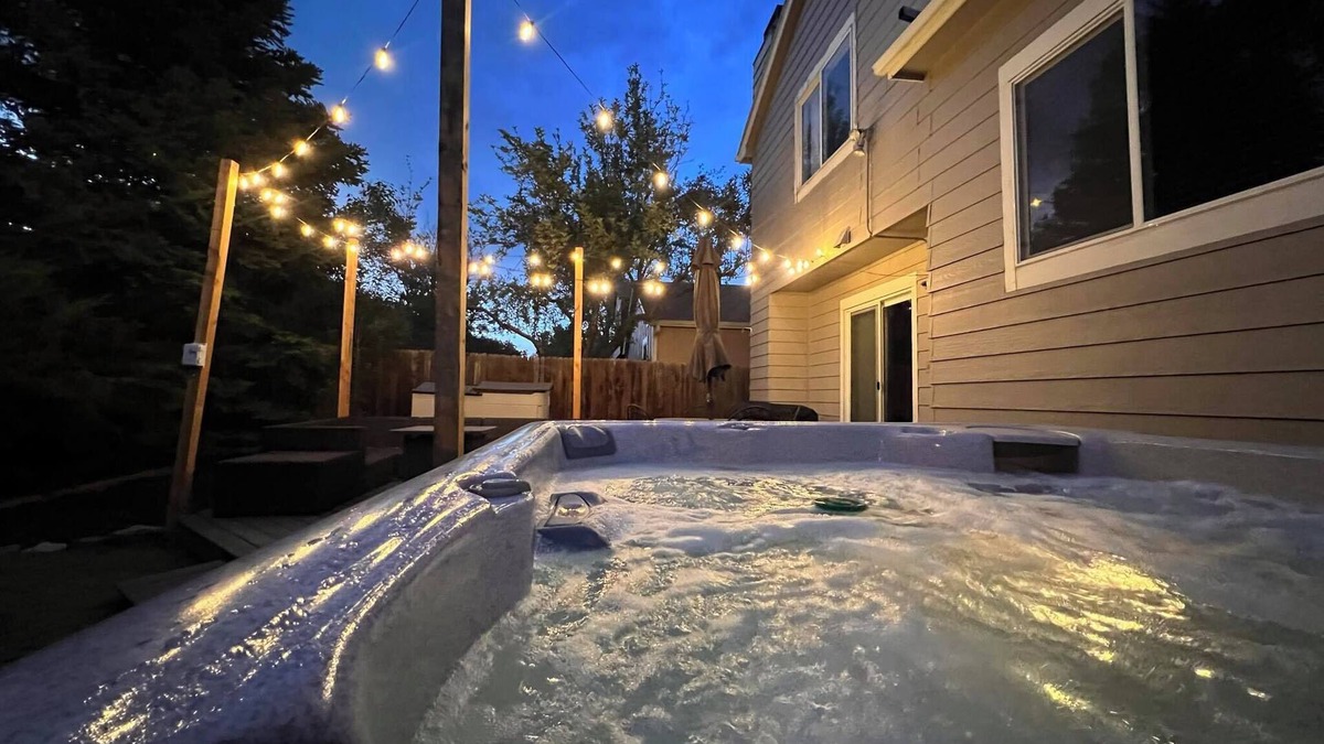 Mountain Shadows House | Hiking*Biking*Hot Tub*Fire Pit*Perfect Location