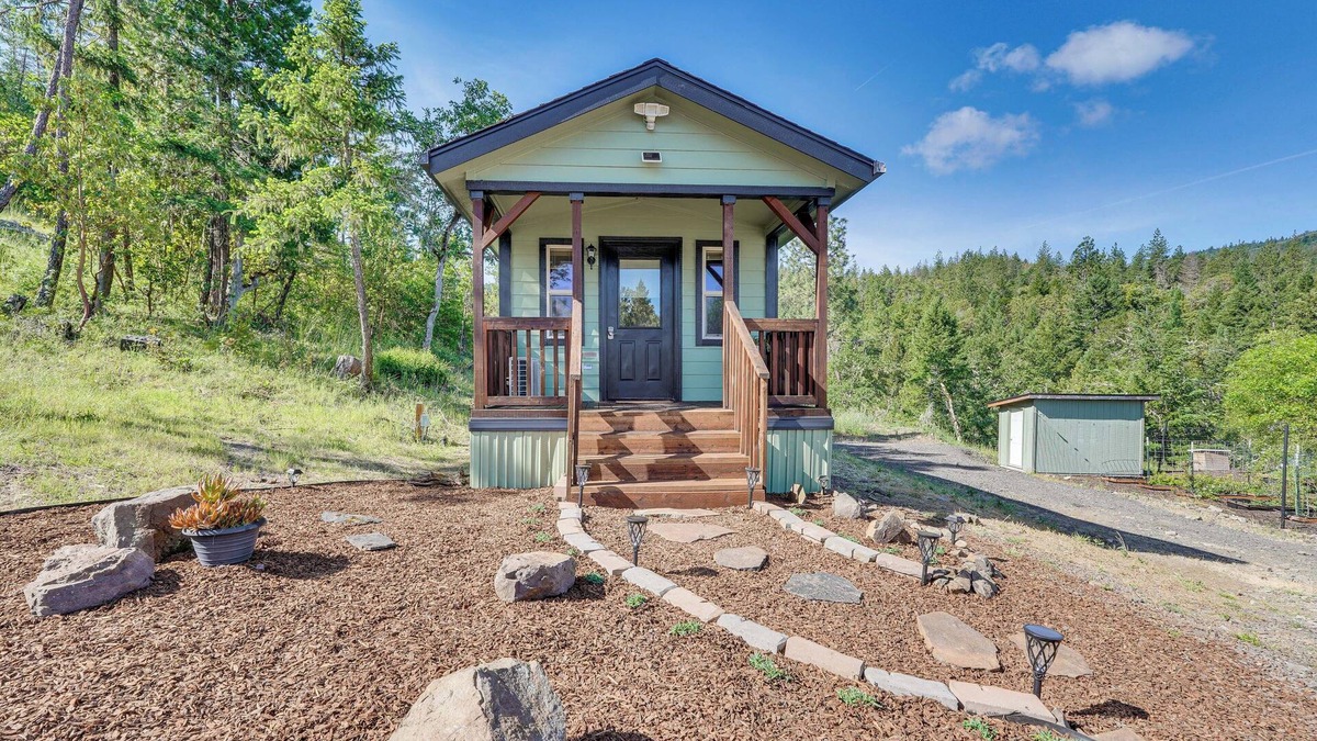 Medford House | Hiking Trail On-Site: Mtn-View Eagle Point Retreat