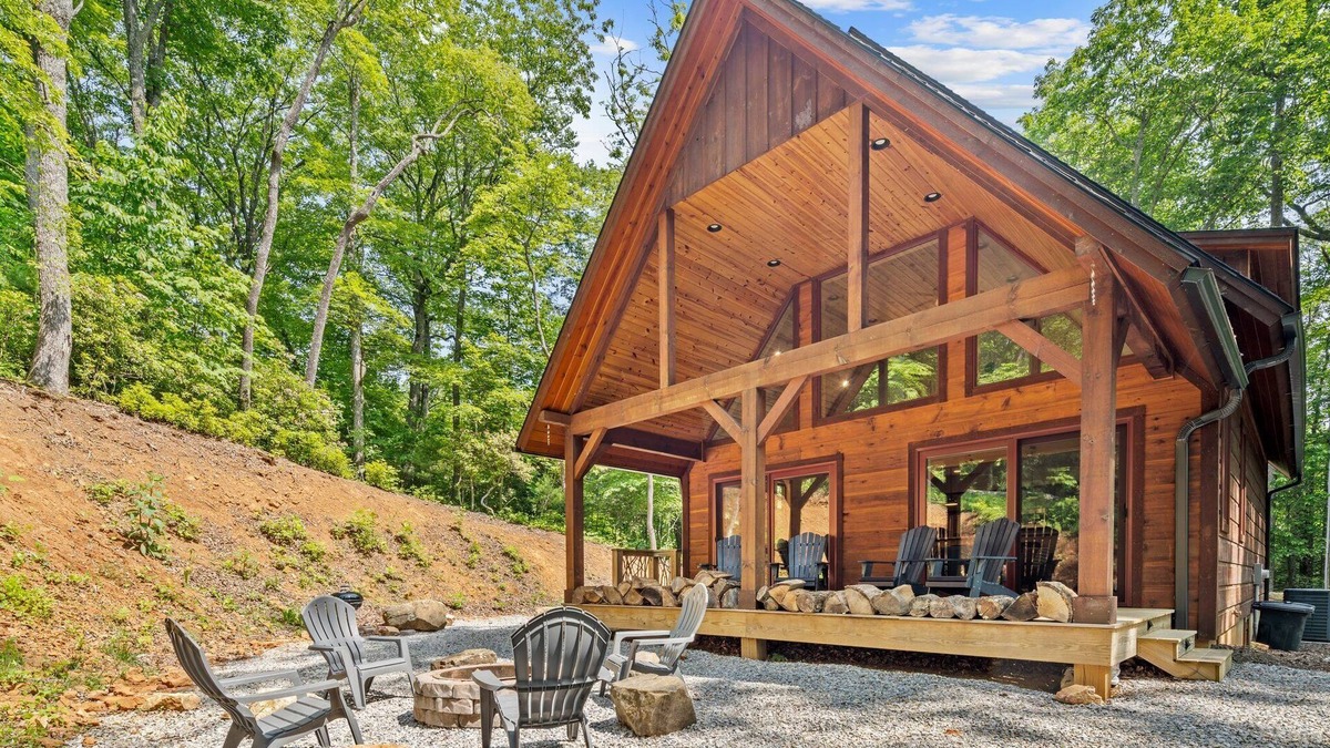 Spruce Pine Cabin | Hiking, waterfalls & tubing all nearby!