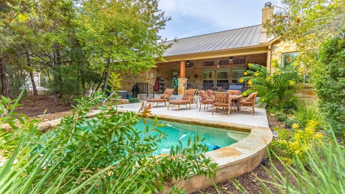 Austin House | Hill Country 5 Acre Ranch Home Heated Pool/Views Mins to Wineries & More!