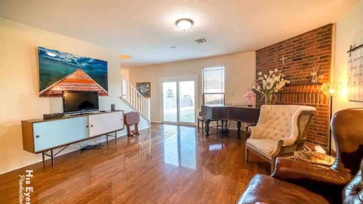 Cedar Park House | Hill Country Beauty in Red | Beautiful Large Home! Very Spacious!