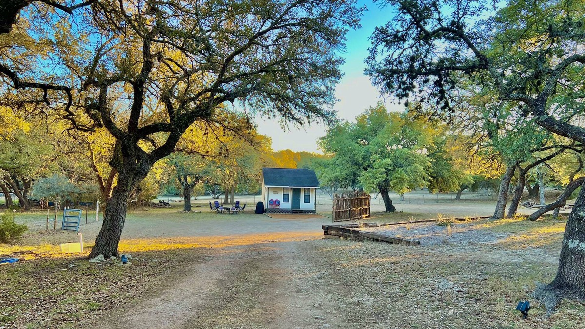 Spring Branch Cottage | Hill Country Experience - Sun Valley Cottage - Short drive to Canyon Lake