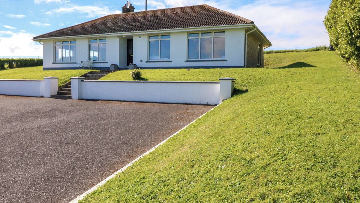 Clonakilty Cottage | HILL CREST, family friendly in Rosscarbery, County Cork