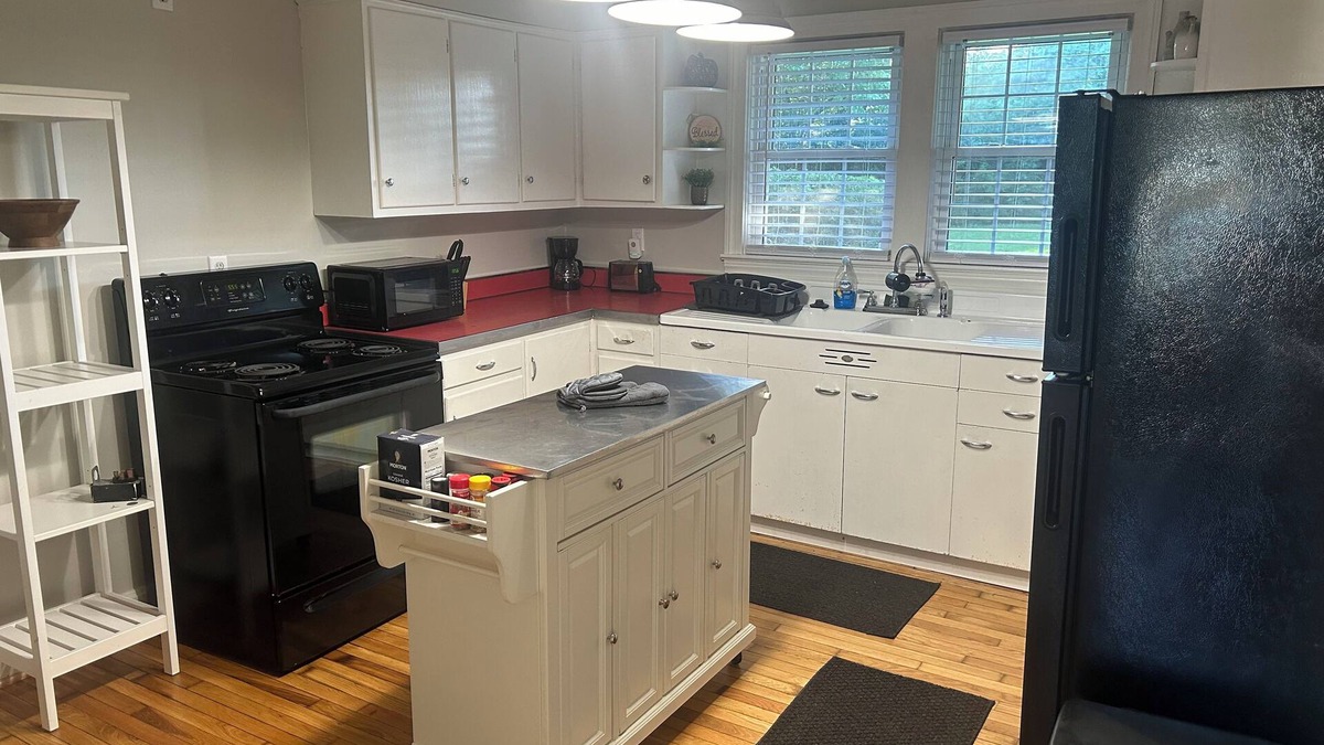 Paris House | Hill Crest Cottage in Horse Capital of KY! Sleeps 6