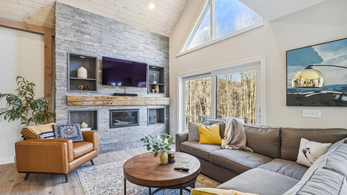 Waterbury Center House | Hill House: 3 br w/fireplace, a/c, hot tub, deck, firepit & garage!