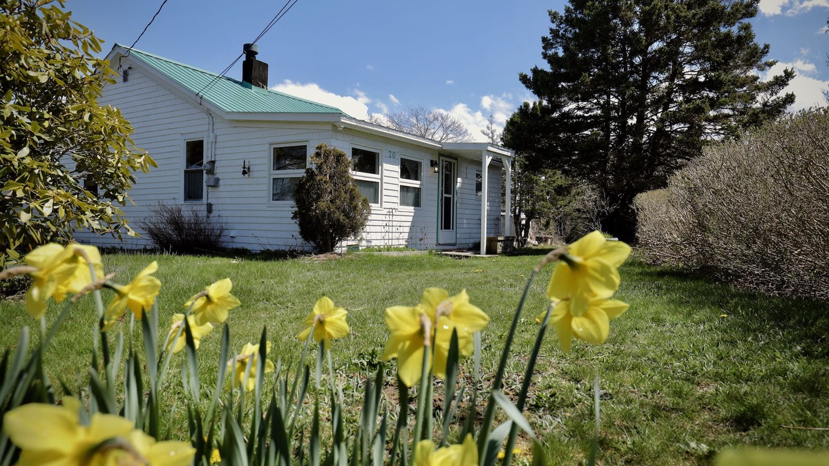 Ketch Harbour Cottage | Hill House is a seaside cottage, 25 min from downtown Halifax. Fully Winterized