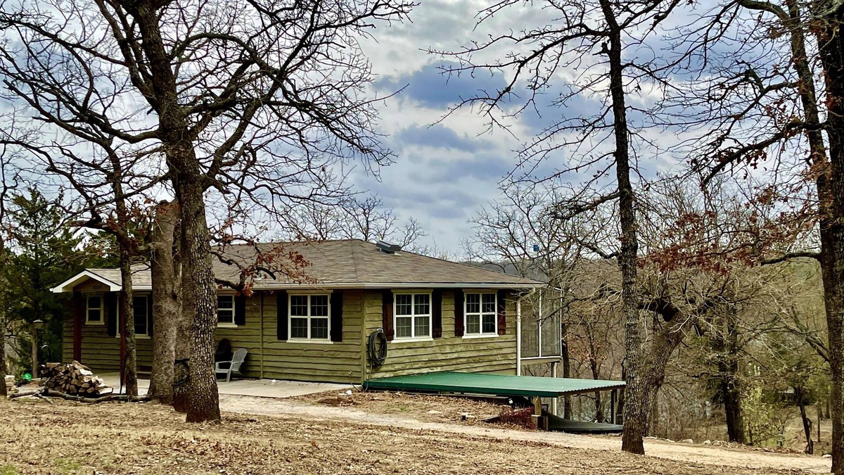Sulphur House | Hill House with hot tub and Private Lake access