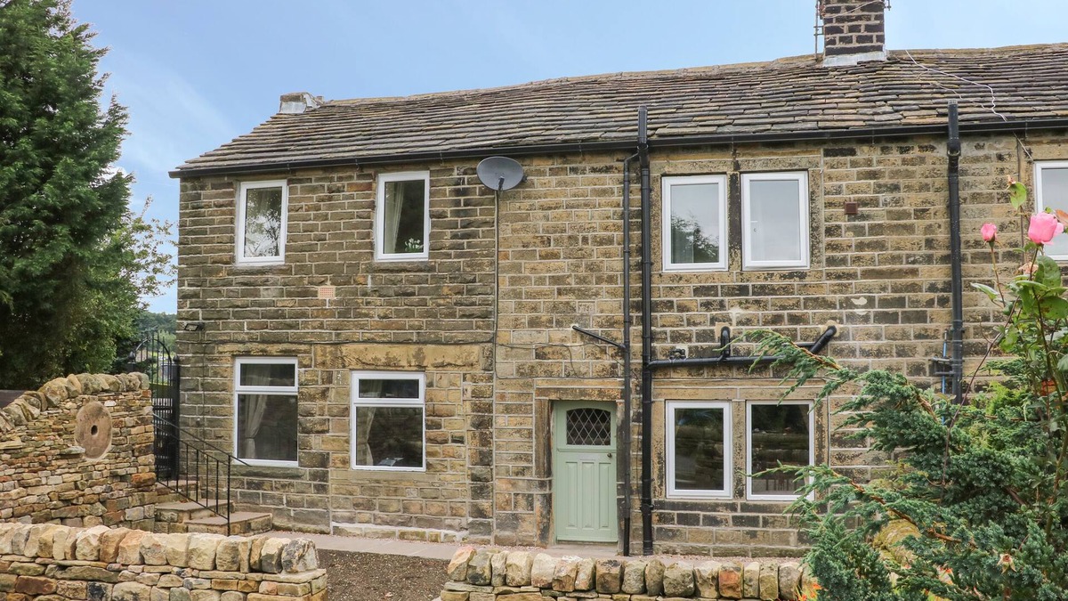 Oakworth Cottage | HILL TOP COTTAGE, family friendly, with a garden in Oakworth