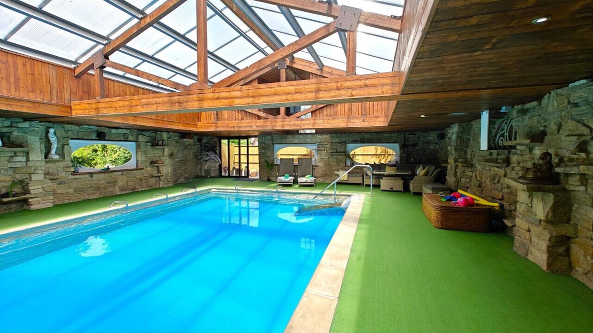 Romsey House | Hill Top - Three Bedroom House, Sleeps 6