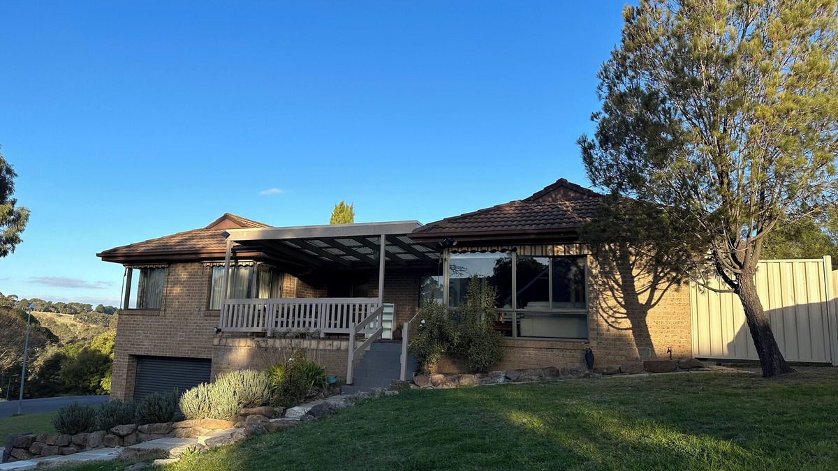Sunbury House | Hill top view house, high speed wifi, Netflix & Prime Video