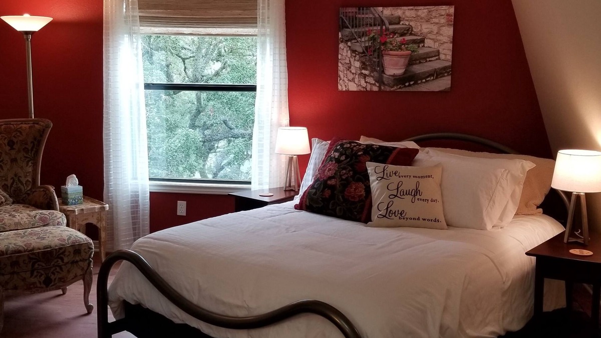 Dripping Springs House | Hill Top Views! - Guest Barn with 3 beds in beautiful Dripping Springs