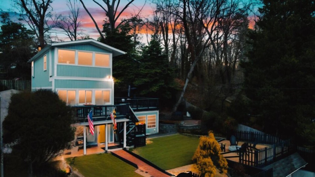 Severna Park House | Hillbottom Hideaway Beachhouse - Severna Park pet friendly! With hot tub!