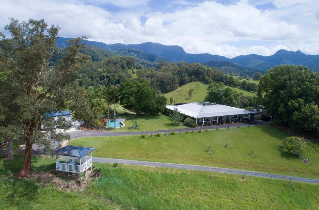 Upper Crystal Creek Bed & Breakfast | Hillcrest Mountain View Retreat