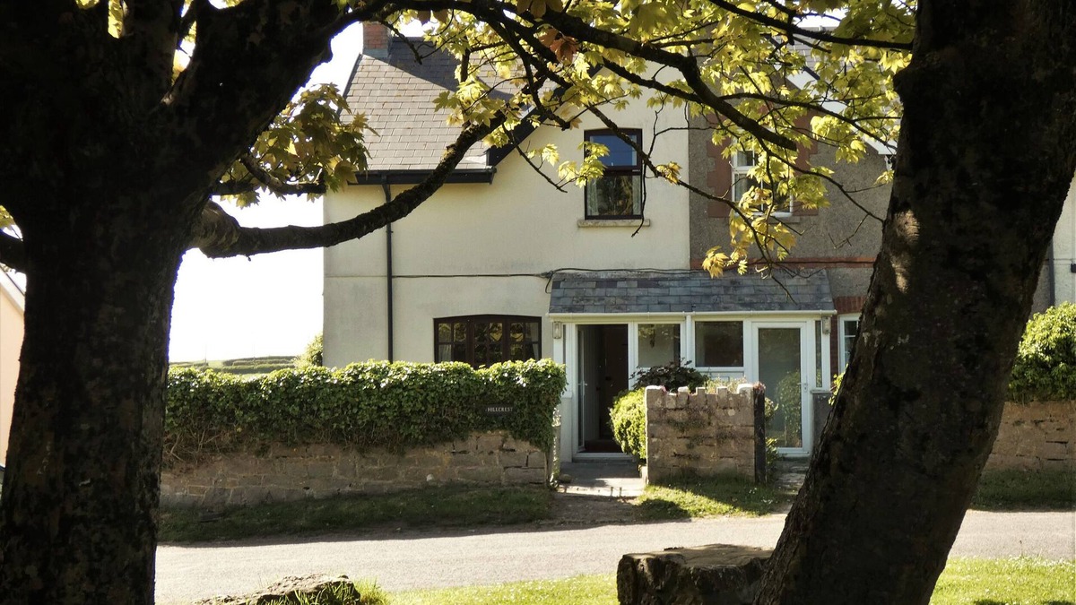 Crynant Cottage | HILLCREST, pet friendly, with open fire in Port Eynon