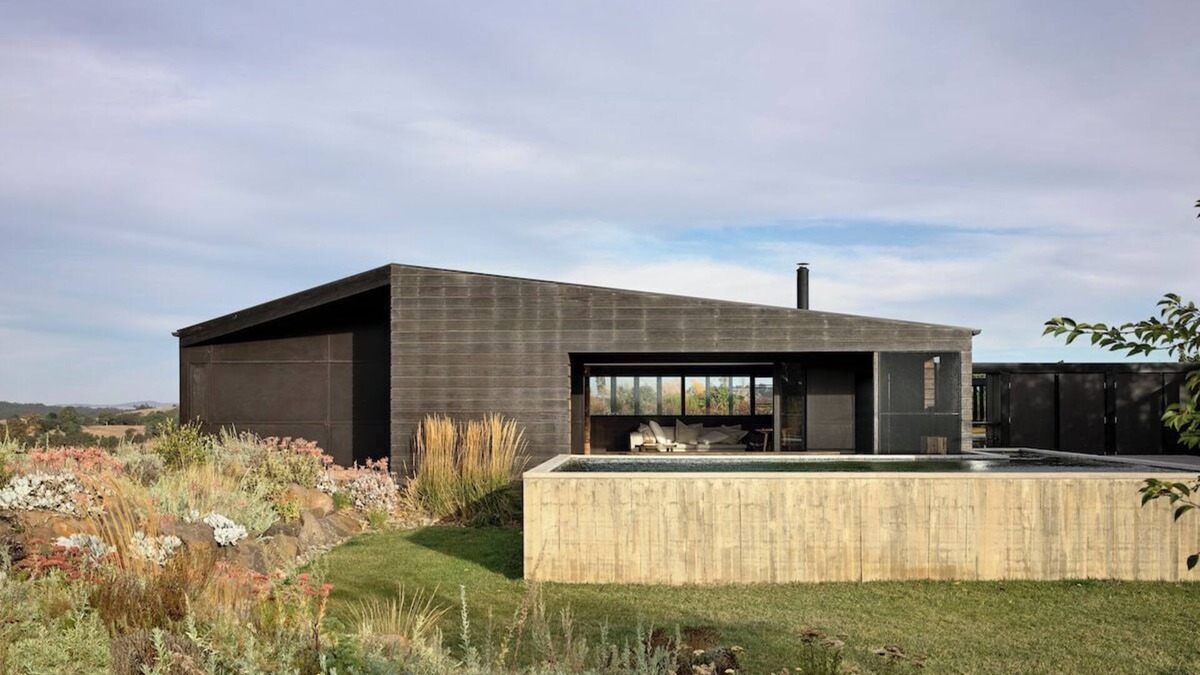 Metcalfe House | HILLPLAINS HOUSE + COTTAGE - 100% OFF GRID LUXURY