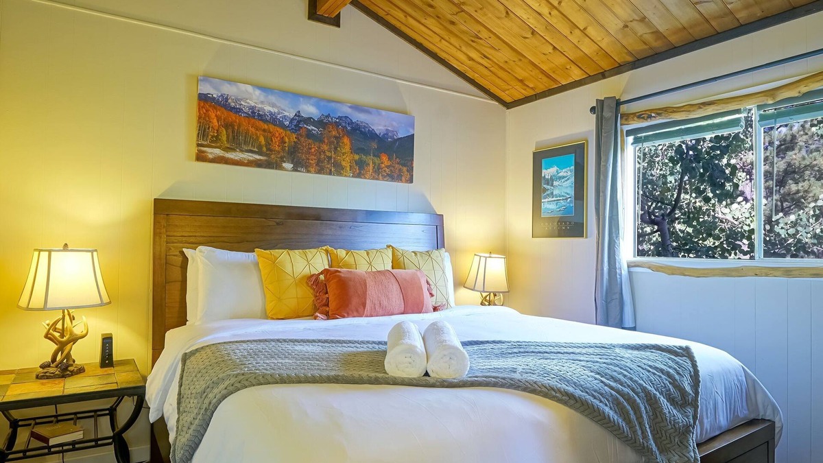 Rainbow Valley House | Hills Mountain Hideaway | Stunning Views | Firepit