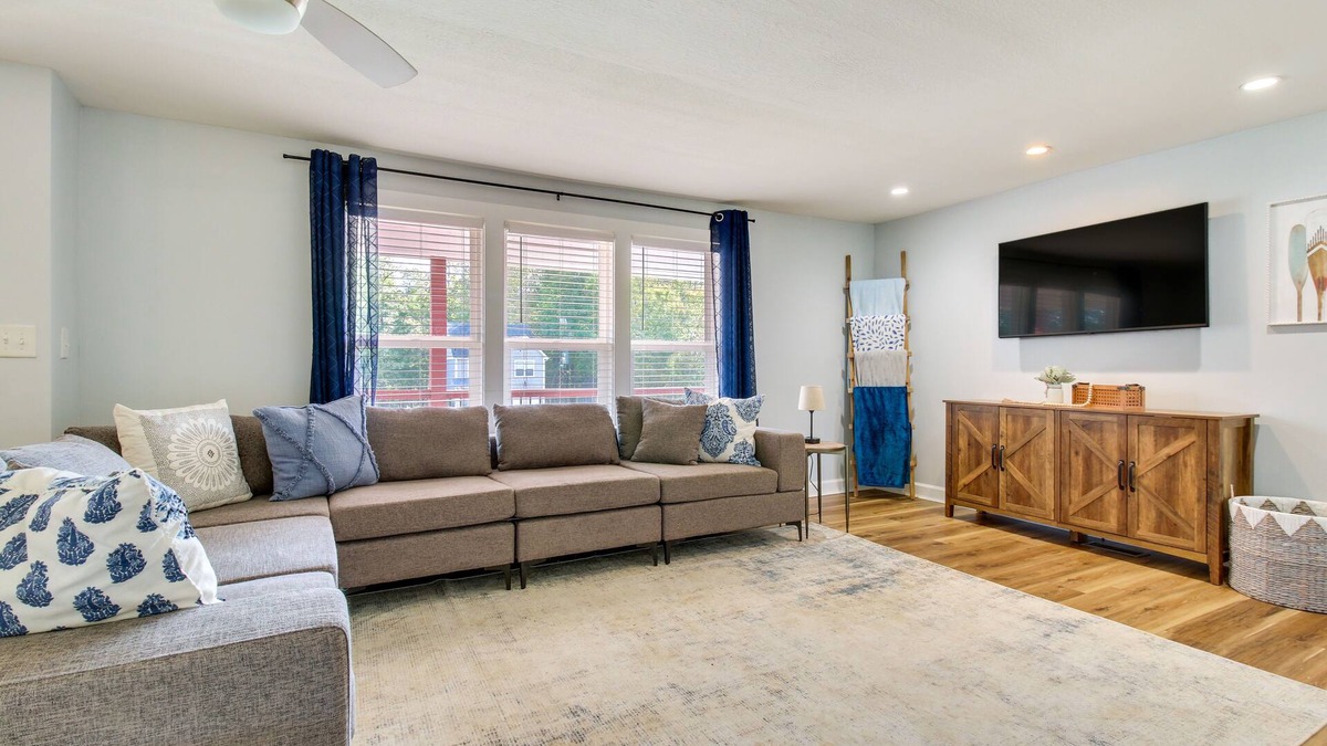 Hillsboro House | Hillsboro Hideaway w/Private Hot Tub & Bunkhouse!