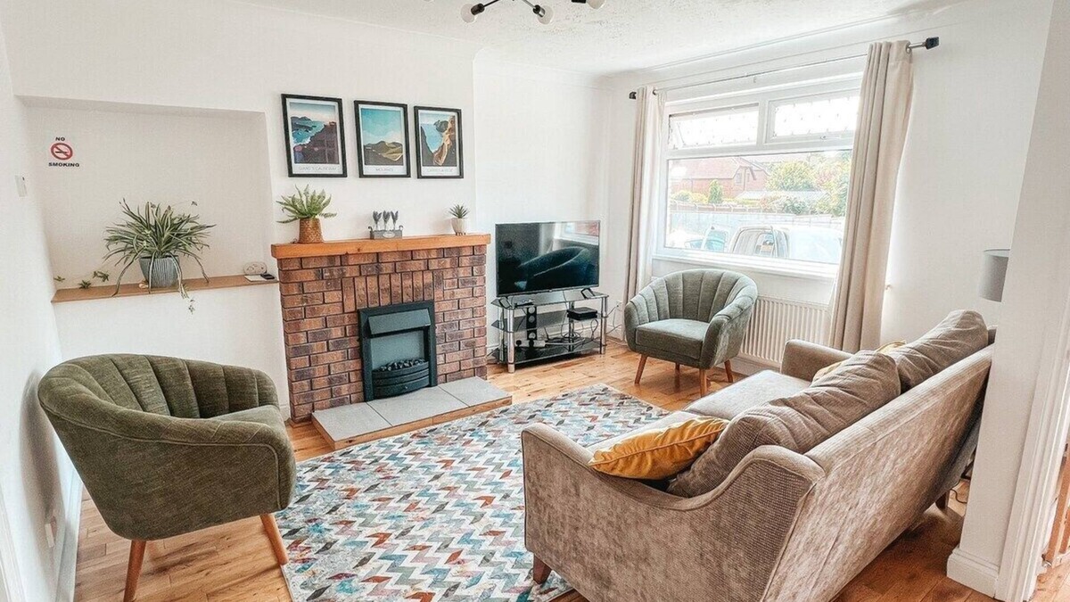 Hillsborough House | Hillsborough spacious house, garden & parking by StayByNumbers