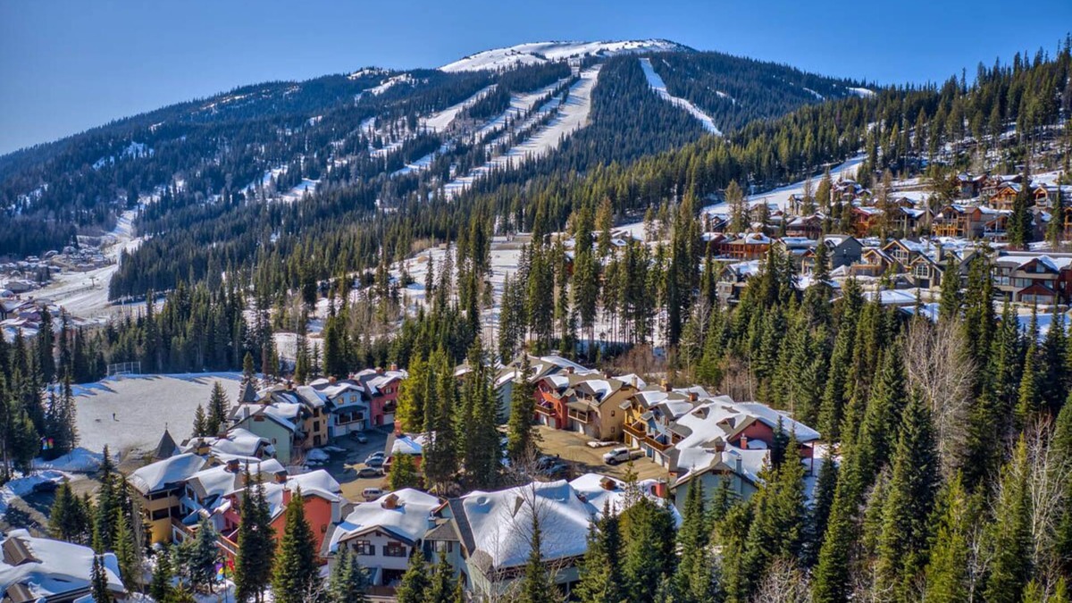 Sun Peaks Ski Chalet | Hillside 3 Level Ski In & Out 3 Bedroom, 3 Bath w/Hot Tub & BBQ! License #1031