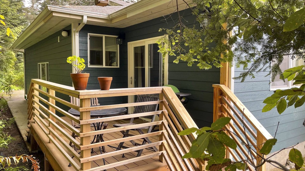 Gold Beach Apartment | ‘Hillside Abode’ Couples Escape 2 Miles to Coast!