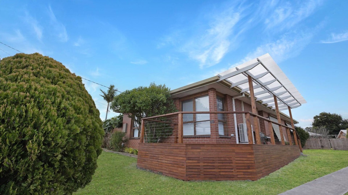 Lakes Entrance House | Hillside Estate - Cozy, Peaceful with a Water View