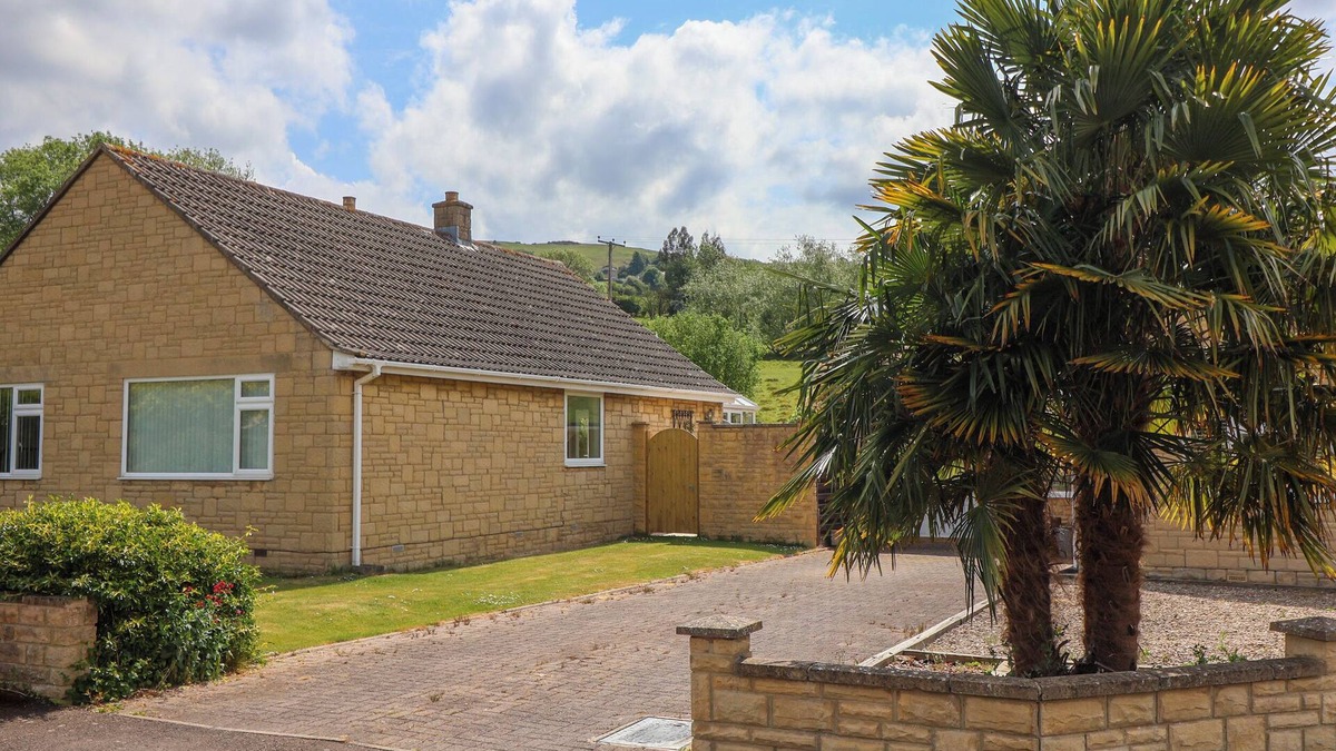 Mangotsfield Cottage | HILLSIDE, family friendly, with a garden in Bishops Cleeve