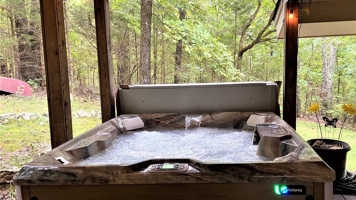 Hardy Cabin | Hillside Haven secluded vintage cabin with hot tub