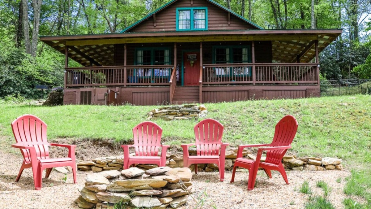 Vesta Cabin | Hillside Hideaway - country elegance at it's best, by Buffalo Mountain Getaway