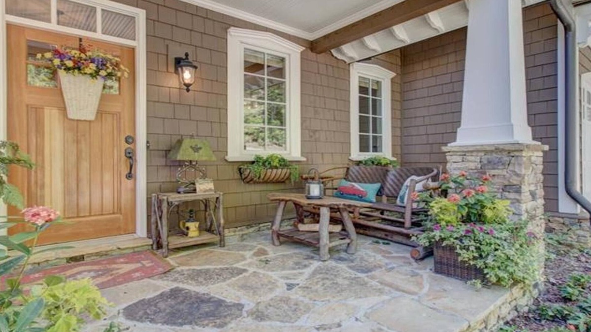 Clayton House | Hillside Hideaway - a well-appointed, luxury cottage nestled above Lake Burton
