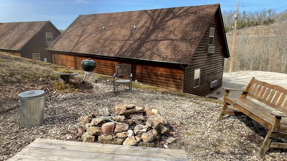 Van Buren Cabin | Hillside Hideaway East just 1/2 mile from Current River!