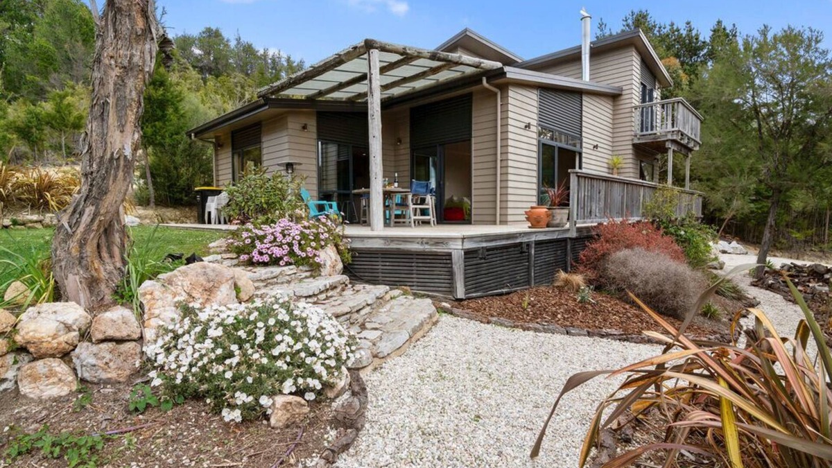 Kaiteriteri Cottage | Hillside Hideaway - Kaiteriteri Holiday Home