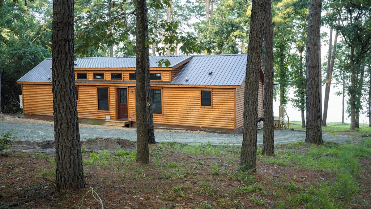 Grapeland Cabin | Hillside Hideaway - Lakefront Cabin