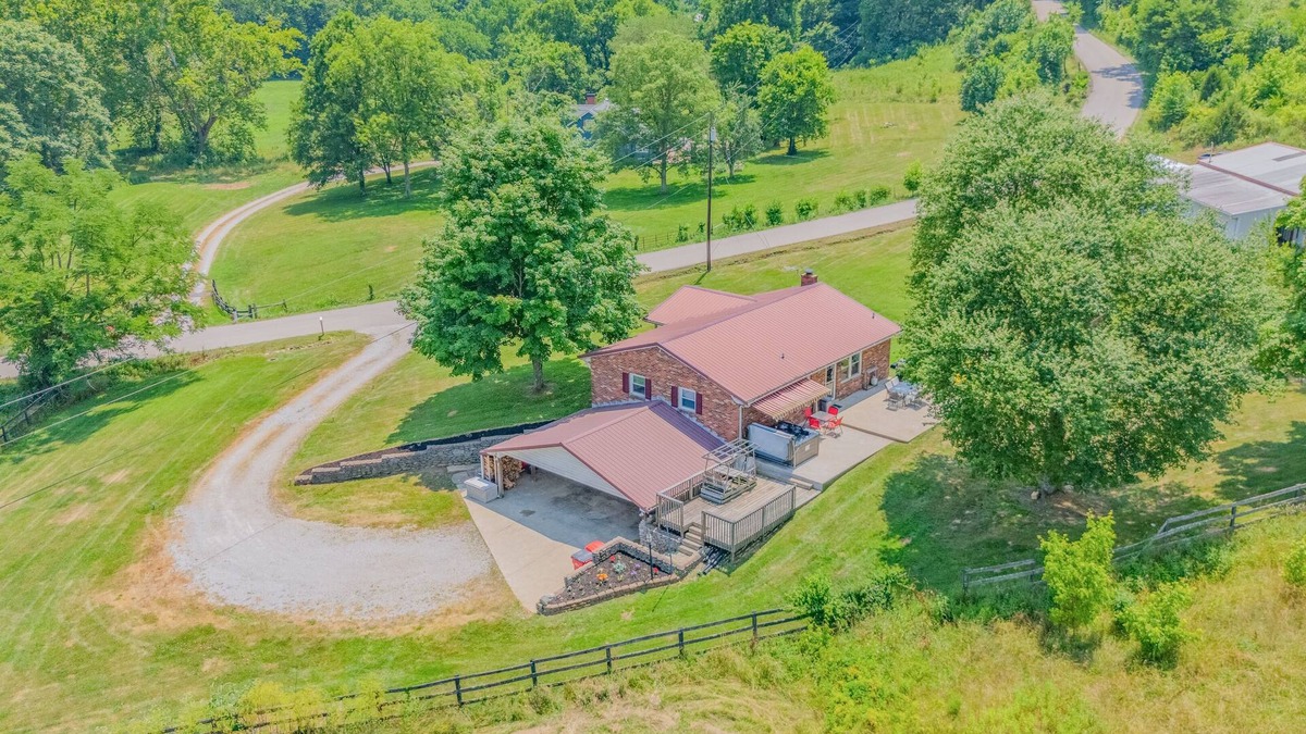 Frankfort House | Hillside Hideout With Scenic Bluegrass Hot Tub Views!