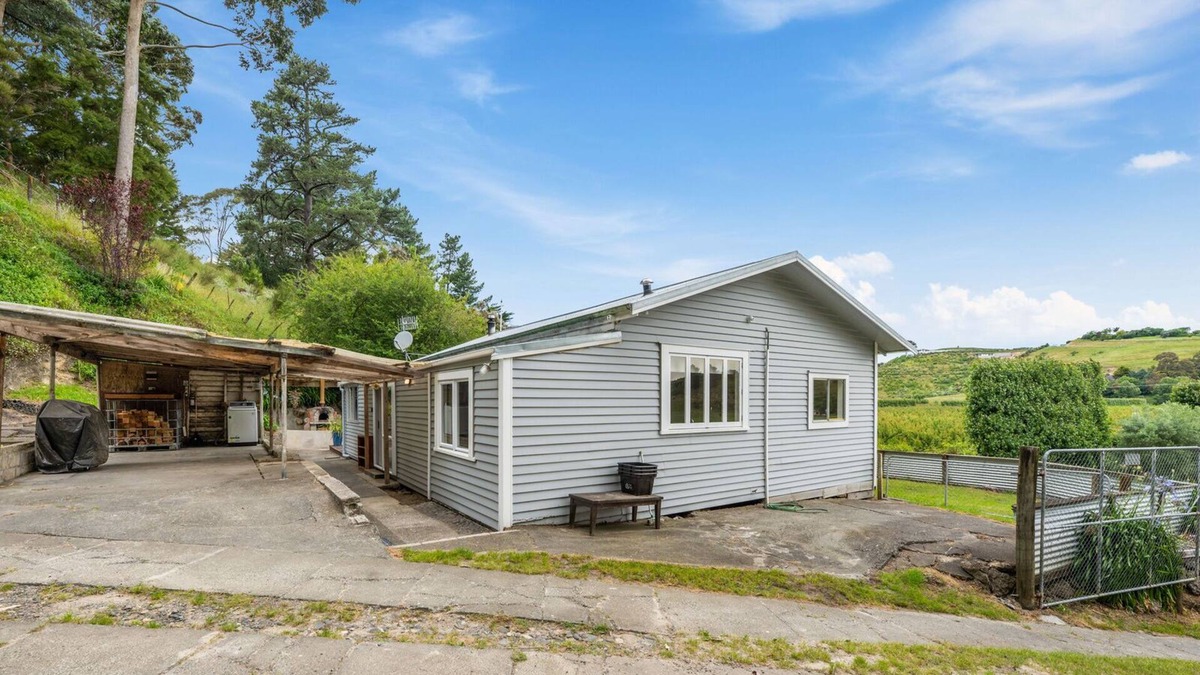 Bay View House | Hillside Honey – Napier Holiday Home