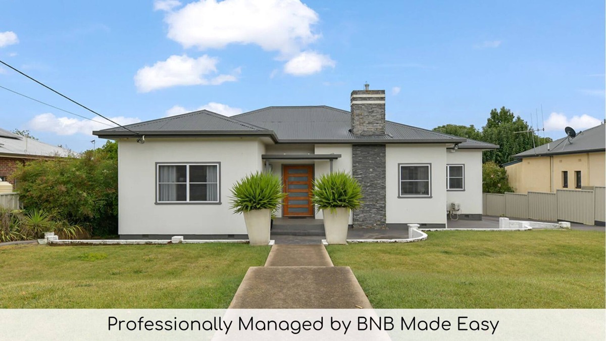 Bletchington House | Hillside House - Newly Renovated 1950s Home, Pets
