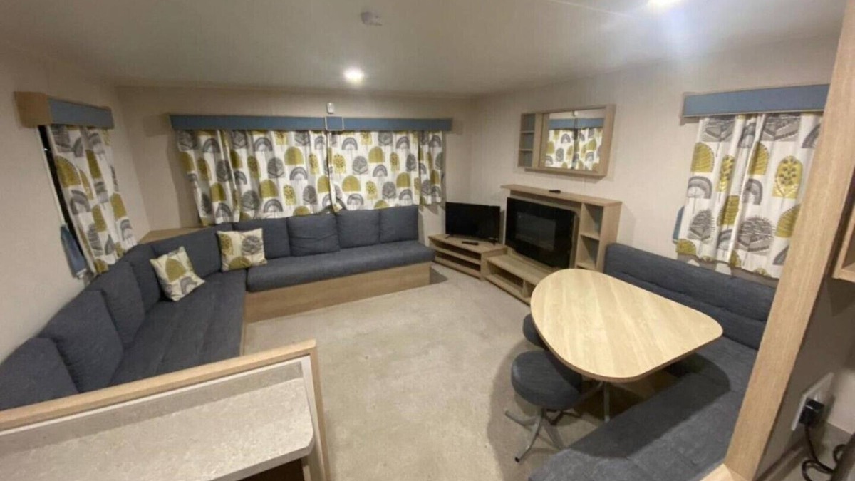 Allhallows Apartment | Hillside Sleeps 6