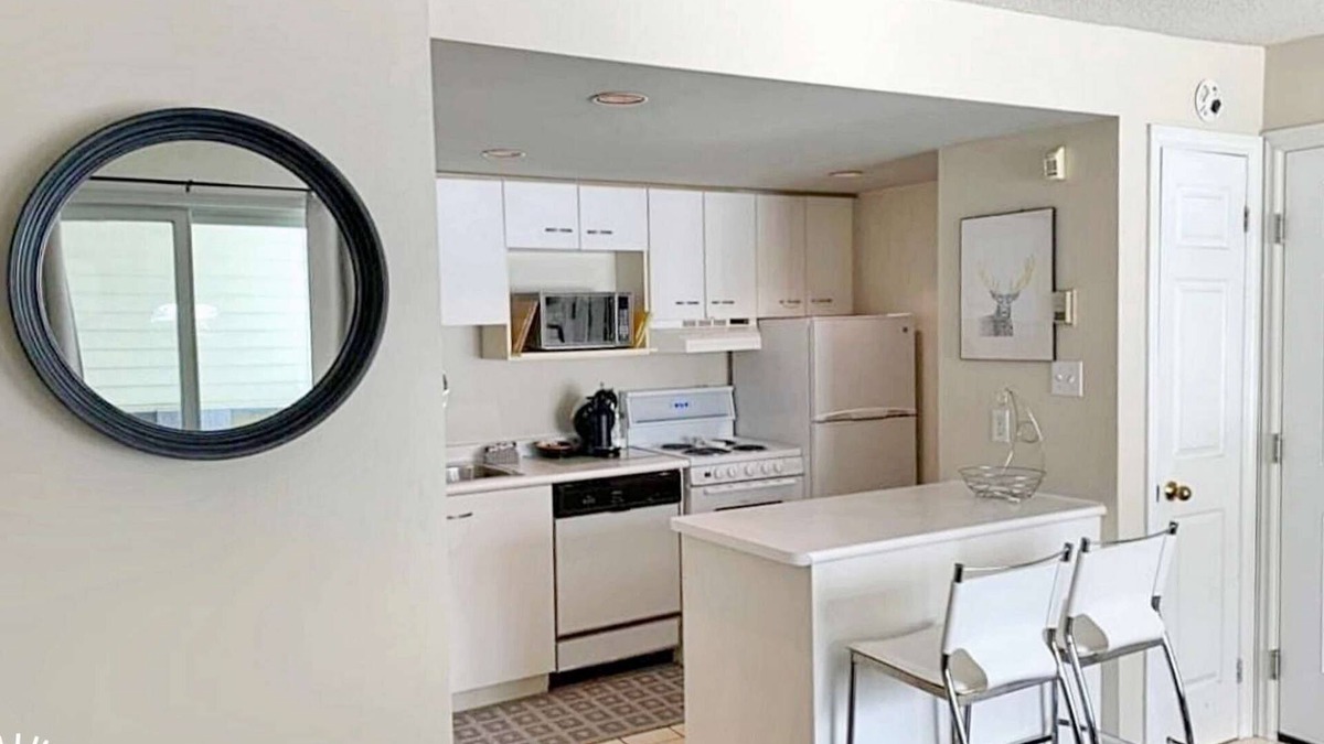 Craigleith Condo | Hillside Studio 1 in Blue Mountain, Mountain View, Full Kitchen, Free Parking