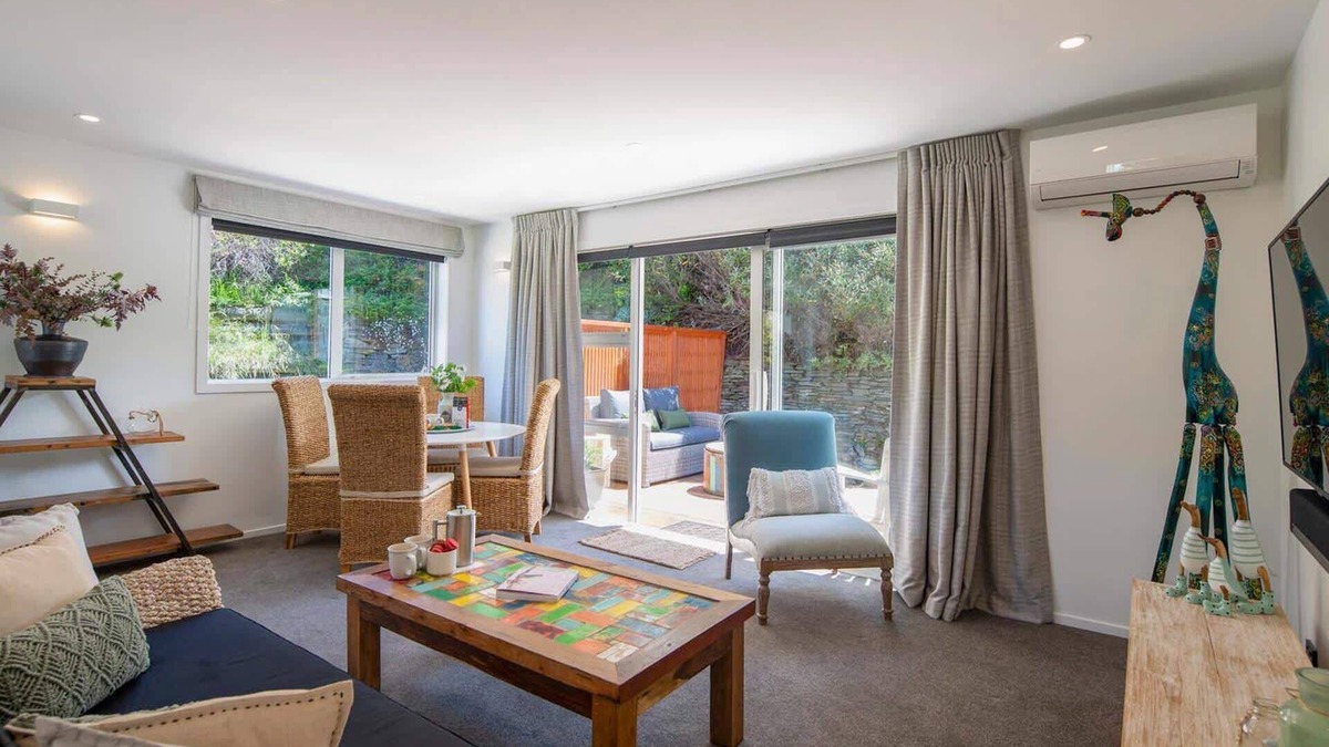 Queenstown City Centre Apartment | Hillside Villa 4 – Modern 2BR Walk to Town & A/C
