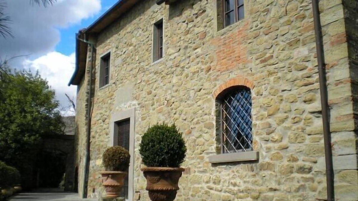Loro Ciuffenna Villa | HillsideVilla overlooking the Tuscan landscape between Florence Arezzo and Siena