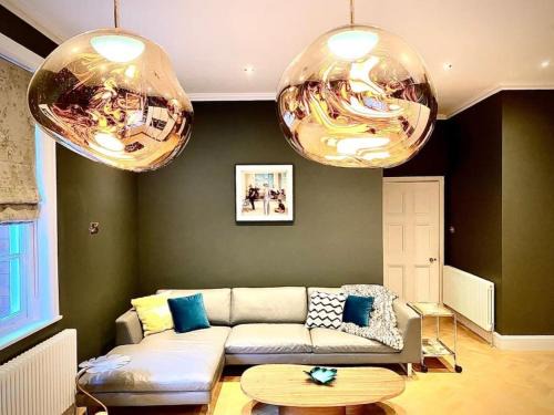 Pontefract House | Hillthorpe Estate - 14 Bed Manor House with Hot Tubs and Secluded Gardens