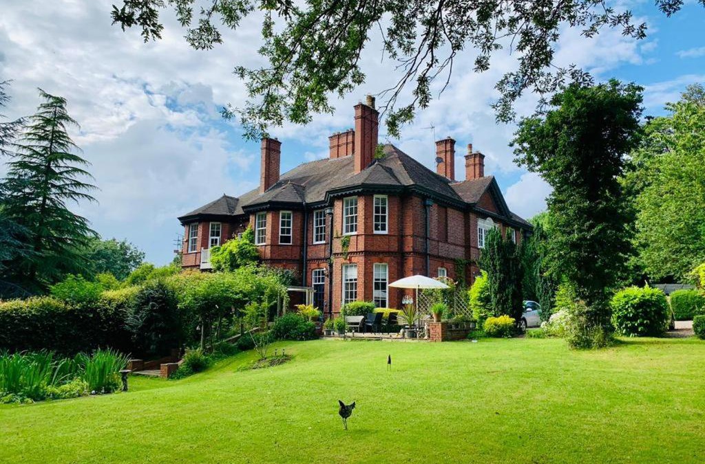 Pontefract House | Hillthorpe Manor by Maison Parfaite - Large Country House with Hot Tub