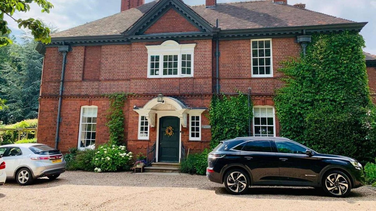 Pontefract House | Hillthorpe Manor - Beautiful Country Manor with Hot Tub