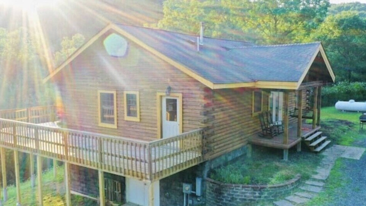 Ridgeley Cabin | Hilltop 10 acre Cabin Retreat Getaway - WiFi!