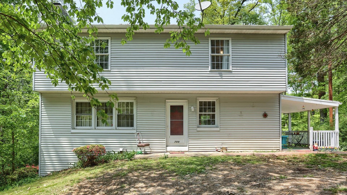 New Cumberland House | Hilltop - 5BR Vintage Retreat near Hershey Park