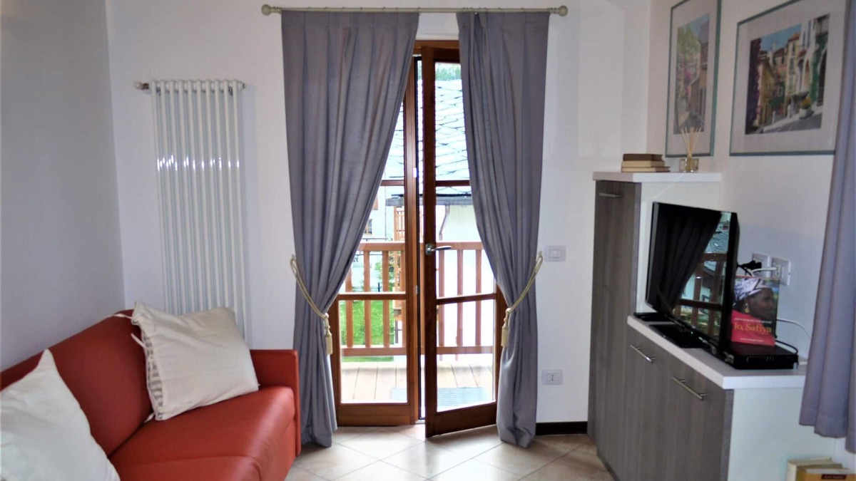 Chenoz Apartment | Hilltop apartment in Pré-Saint-Didier with balcony